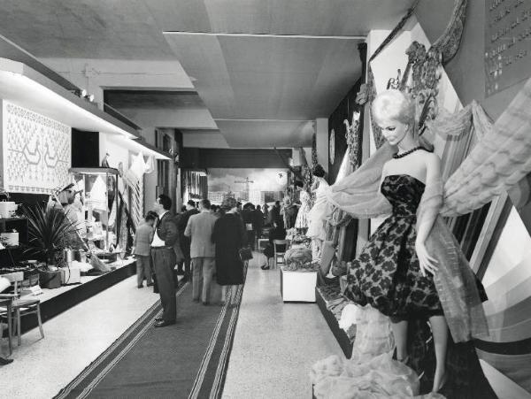 Fiera di Milano - Campionaria 1960 - Padiglione dei tessili e dell'abbigliamento - Interno