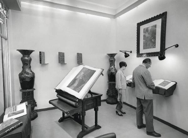 Fiera di Milano - Campionaria 1960 - Palazzo emiciclo - Mostra antiquariato di qualità