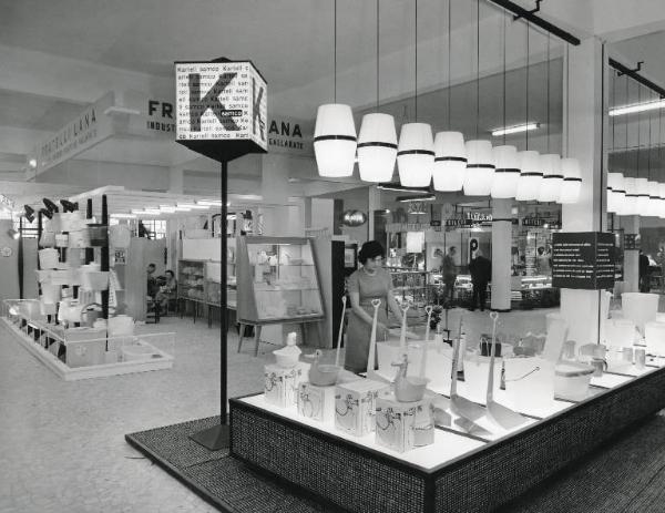 Fiera di Milano - Campionaria 1960 - Padiglione materie plastiche - Stand kartell - Interno