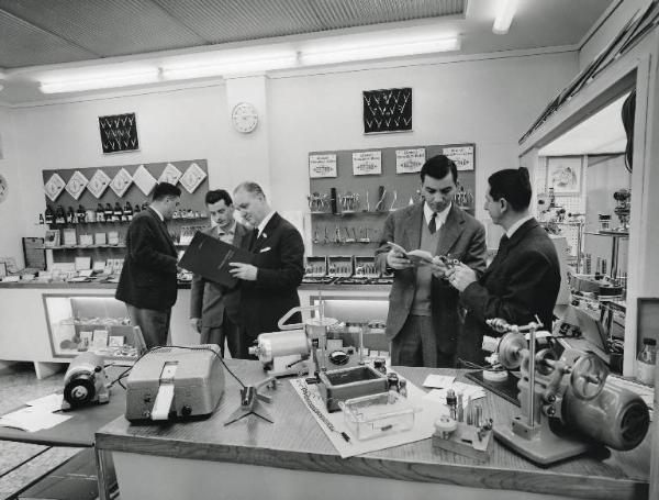 Fiera di Milano - Campionaria 1960 - Padiglione argenteria, oreficeria, orologeria, accessori e affini - Interno - Stand della ditta Belzer