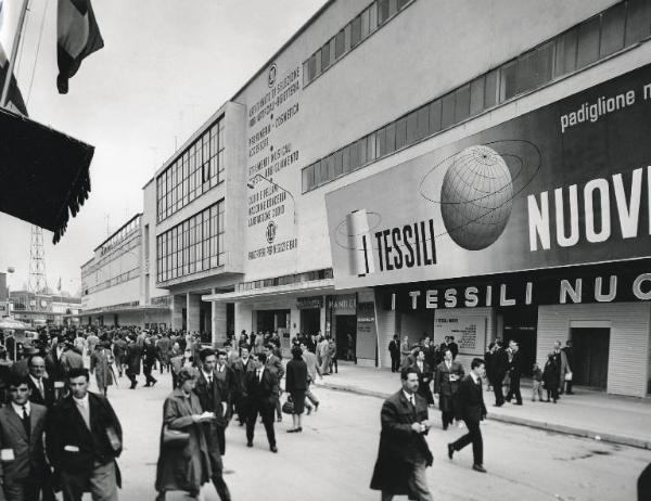 Fiera di Milano - Campionaria 1960 - Viale del commercio - Padiglione 30 - Mostra "I tessili nuovi"