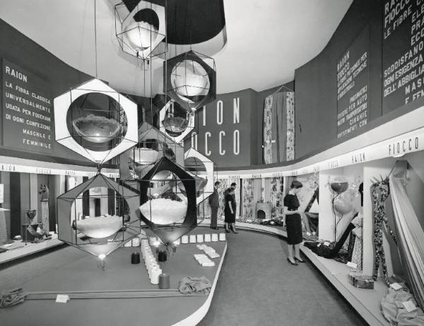 Fiera di Milano - Campionaria 1960 - Mostra "I tessili nuovi" - Interno