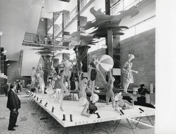 Fiera di Milano - Campionaria 1960 - Padiglione tessili, abbigliamento e confezioni in serie - Interno