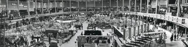 Fiera di Milano - Campionaria 1960 - Padiglione auto, moto, ciclo, accessori e articoli sportivi - Interno - Veduta panoramica