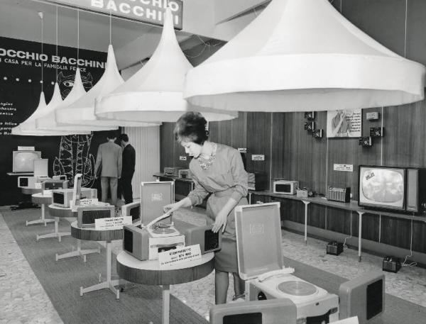 Fiera di Milano - Campionaria 1960 - Padiglione elettronica, radio, televisione, illuminazione e lampadari - Interno