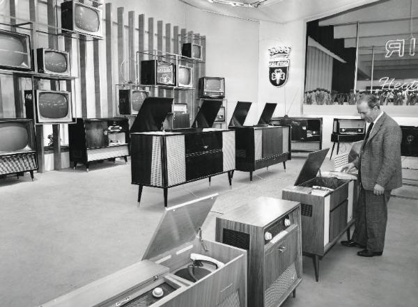 Fiera di Milano - Campionaria 1960 - Padiglione elettronica, radio, televisione, illuminazione e lampadari - Interno