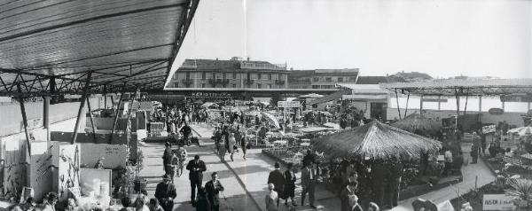 Fiera di Milano - Campionaria 1960 - Terrazzo Belvedere - Mobili e giuochi da giardino, attrezzature e prodotti per giardinaggio, aiuole fiorite, giardini pensili - Veduta panoramica