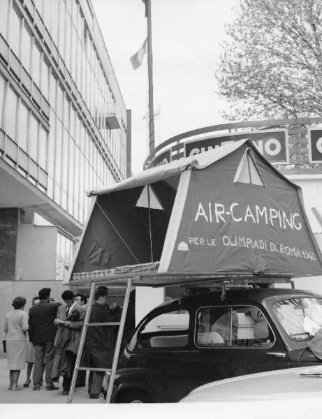 Fiera di Milano - Campionaria 1960 - Mostra articoli e materiale per campeggio, rimorchi per turismo e campeggio - Tenda da campeggio per le olimpiadi di Roma del 1960