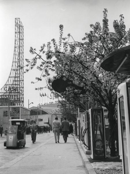 Fiera di Milano - Campionaria 1956 - Viale dell'agricoltura - Casa del ospite ed esposizione di distributori di benzina