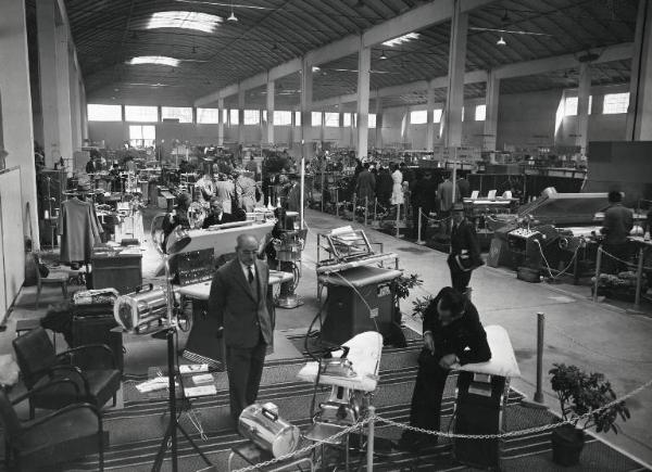 Fiera di Milano - Campionaria 1958 - Padiglione macchine per l'industria tessile e per maglieria - Interno