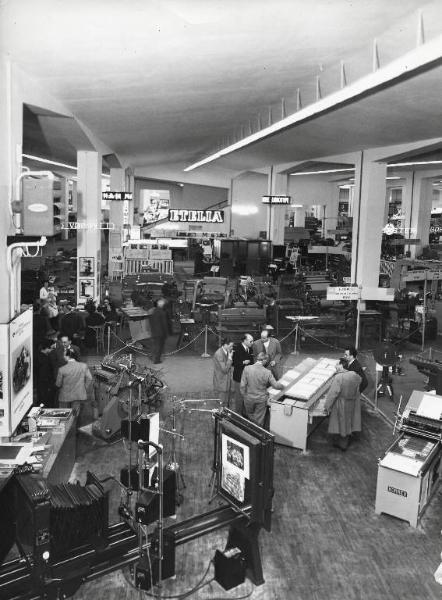 Fiera di Milano - Campionaria 1958 - Padiglione dell'industria cartaria, imballaggio, macchine e arti grafiche - Interno