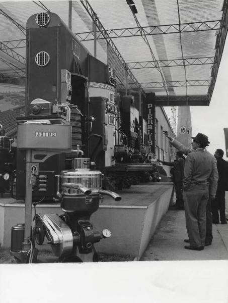 Fiera di Milano - Campionaria 1958 - Padiglione delle macchine per mulini, panifici, pastifici e risifici - Interno - Stand della ditta Pieralisi