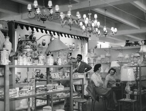 Fiera di Milano - Campionaria 1958 - Padiglione impianti e attrezzature per bar e negozi, ceramiche, cristallerie e casalinghi - Interno