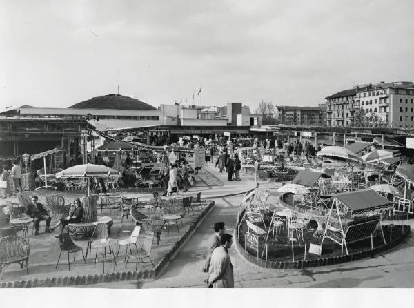 Fiera di Milano - Campionaria 1959 - Terrazzo Belvedere - Mobili e giuochi da giardino, attrezzature e prodotti per giardinaggio, aiuole fiorite, giardini pensili - Veduta panoramica