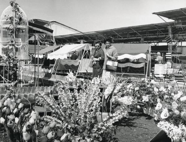 Fiera di Milano - Campionaria 1959 - Terrazzo Belvedere - Mobili e giuochi da giardino, attrezzature e prodotti per giardinaggio, aiuole fiorite, giardini pensili - Veduta panoramica