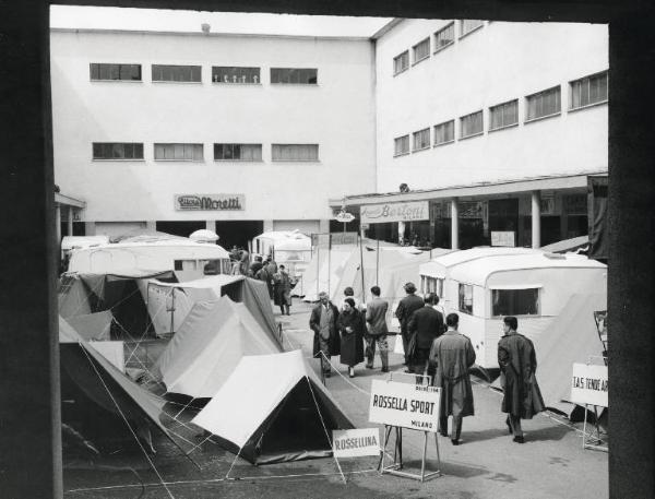 Fiera di Milano - Campionaria 1959 - Corte dello sport - Mostra articoli e materiale per campeggio, rimorchi per turismo e campeggio