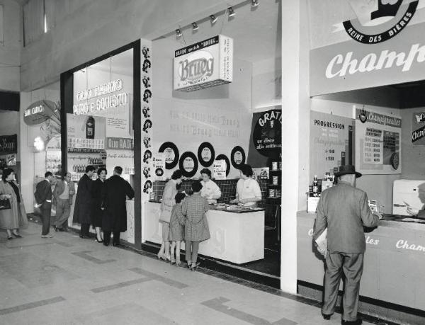 Fiera di Milano - Campionaria 1959 - Padiglione prodotti dolciari, prodotti della lavorazione della carne e dell'industria conserviera - Interno