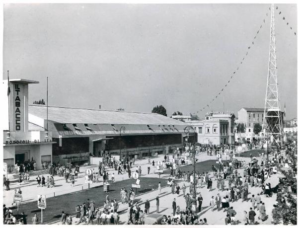 Fiera di Milano - Campionaria 1946 - Viale dell'industria - Visitatori