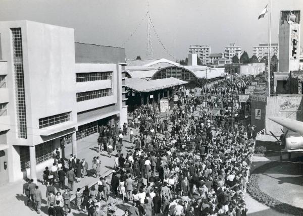 Fiera di Milano - Campionaria 1946 - Viale della scienza - Visitatori