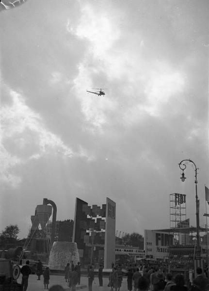 Fiera di Milano - Campionaria 1950 - Mostra della meccanica - Elicottero