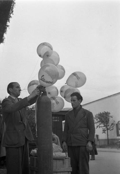 Fiera di Milano - Campionaria 1950 - Palloncini Vespa Piaggio