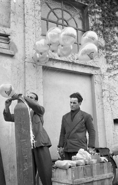 Fiera di Milano - Campionaria 1950 - Palloncini Vespa Piaggio