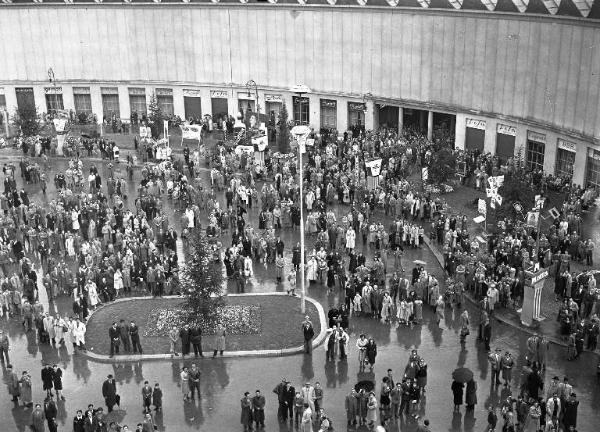 Fiera di Milano - Campionaria 1950 - Piazza Italia - Visitatori