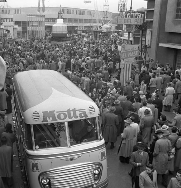 Fiera di Milano - Campionaria 1950 - Pulmino Motta - Visitatori