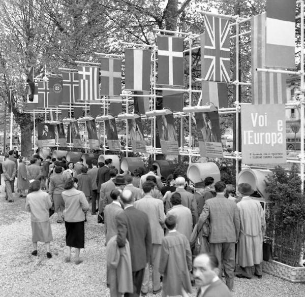 Fiera di Milano - Campionaria 1952 - Mostra Voi e l'Europa - Visitatori