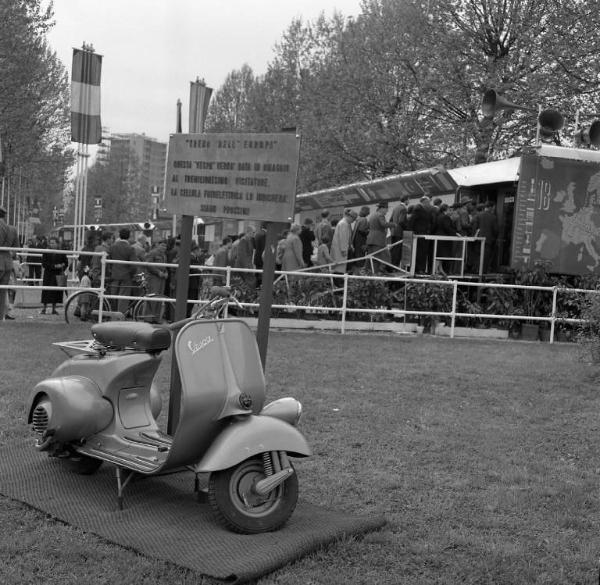 Fiera di Milano - Campionaria 1952 - Treno dell'Europa - Vespa Piaggio 125