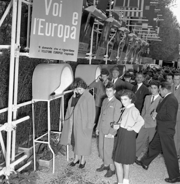 Fiera di Milano - Campionaria 1952 - Mostra Voi e l'Europa - Visitatori