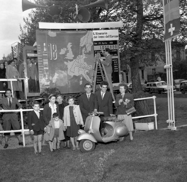 Fiera di Milano - Campionaria 1952 - Treno dell'Europa - Vespa Piaggio 125 - Visitatori