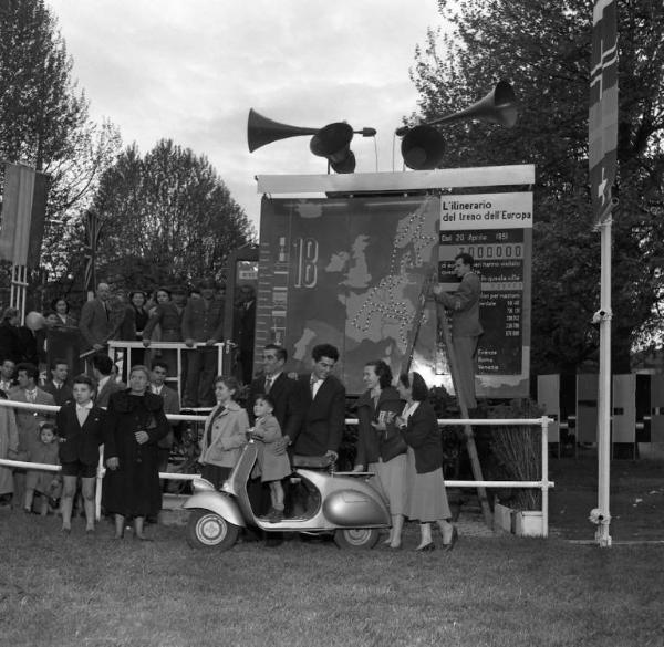 Fiera di Milano - Campionaria 1952 - Treno dell'Europa - Vespa Piaggio 125 - Visitatori