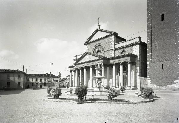 Corbetta - Piazza del Popolo - Chiesa di San Vttore