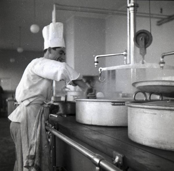 VI sezione Ernesto Breda - Brescia - Via Lunga - Stabilimento industriale - Interno - Cucine della sala mensa - Cuoco al lavoro