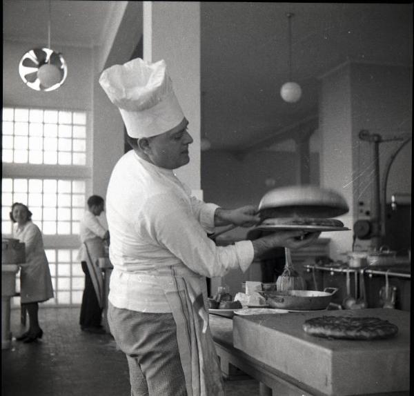 VI sezione Ernesto Breda - Brescia - Via Lunga - Stabilimento industriale - Interno - Cucine della sala mensa - Cuoco al lavoro