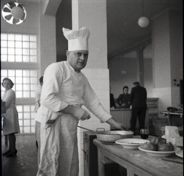 VI sezione Ernesto Breda - Brescia - Via Lunga - Stabilimento industriale - Interno - Cucine della sala mensa - Cuoco al lavoro