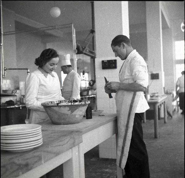 VI sezione Ernesto Breda - Brescia - Via Lunga - Stabilimento industriale - Interno - Cucine della sala mensa - Aiuto cuochi e cuoco al lavoro