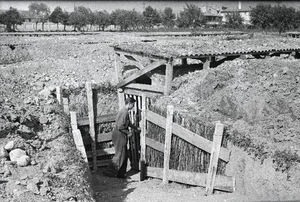 VI sezione Ernesto Breda - Brescia - Via Lunga - Stabilimento industriale - Esterno - Trincea antiaerea - Operaio