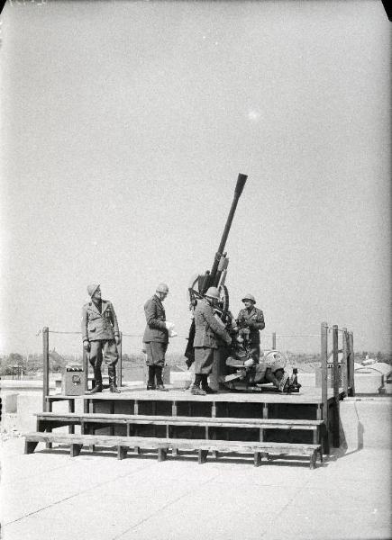 VI sezione Ernesto Breda - Brescia - Via Lunga - Stabilimento industriale - Esterno - Tetto palazzina direzione - DICAT Difesa contraerei del territorio - Militari e tecnici al lavoro