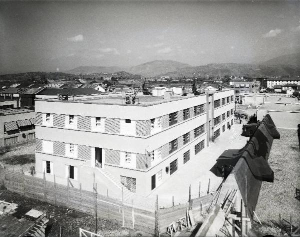 VI sezione Ernesto Breda - Brescia - Via Lunga - Stabilimento industriale - Esterno - Tetto palazzina direzione - Rifugio ricovero antiaereo - DICAT Difesa contraerei del territorio - Militari e tecnici al lavoro