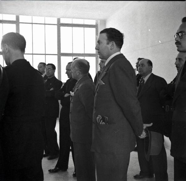 VI sezione Ernesto Breda - Brescia - Via Lunga - Stabilimento industriale - Interno - Cerimonia - Comizio fascista - Retro palco - Gerarchi - Militari - Autorità