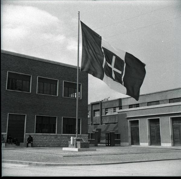 VI sezione Ernesto Breda - Brescia - Via Lunga - Stabilimento industriale - Esterno - Palazzina direzione - Bandiera