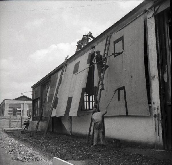 VI sezione Ernesto Breda - Brescia - Via Lunga - Stabilimento industriale - Esterno - Mascheratura edifici - Operai al lavoro