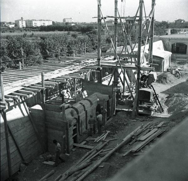 VI sezione Ernesto Breda - Brescia - Via Lunga - Stabilimento industriale - Esterno - Rifugio ricovereo antiaereo in costruzione - Operai al lavoro