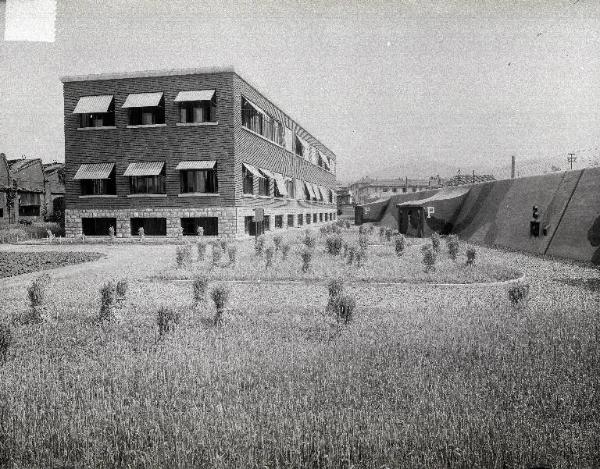 VI sezione Ernesto Breda - Brescia - Via Lunga - Stabilimento industriale - Esterno - Orti di guerra - Capannoni - Palazzina - Esterno rifugio ricovero antiaereo con mascheratura