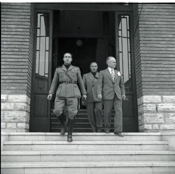 VI sezione Ernesto Breda - Brescia - Via Lunga - Stabilimento industriale - Esterno - Visita del generale di Brescia Feliciani