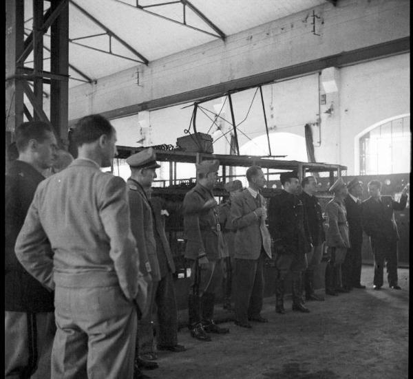 VI sezione Ernesto Breda - Brescia - Via Lunga - Stabilimento industriale - Interno - Reparto - Visita del generale di Brescia Feliciani