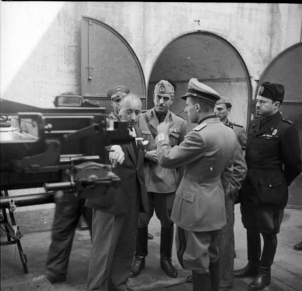 VI sezione Ernesto Breda - Brescia - Via Lunga - Stabilimento industriale - Esterno - Visita del generale di Brescia Feliciani