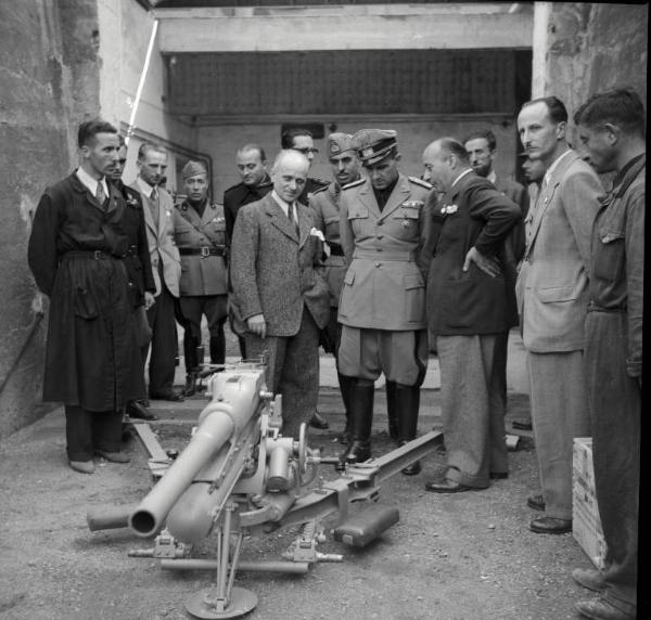 VI sezione Ernesto Breda - Brescia - Via Lunga - Stabilimento industriale - Esterno - Visita del generale di Brescia Feliciani